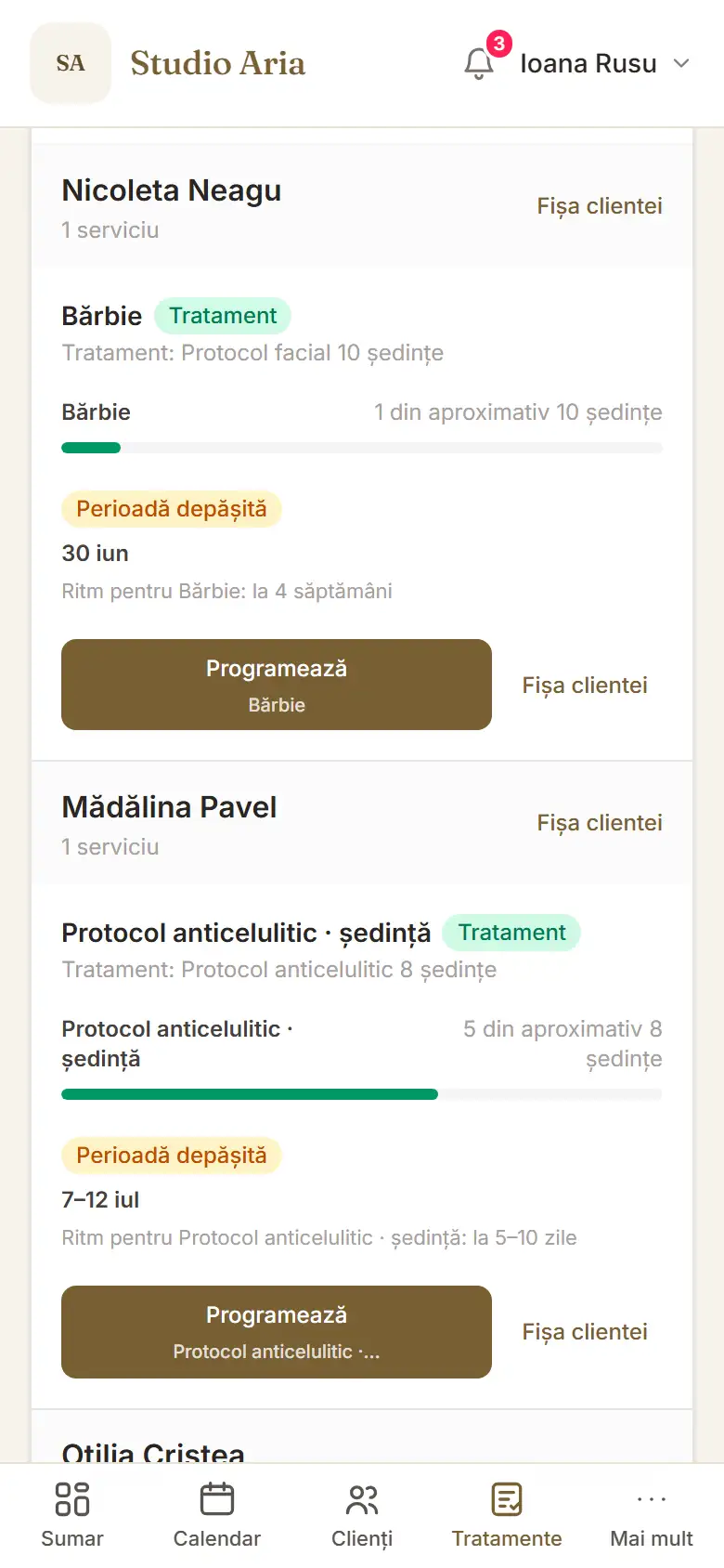 Tabloul tratamentelor pe telefon: pentru fiecare clientă, serviciul urmărit, bara de progres pe ședințe („5 din aproximativ 8 ședințe”), eticheta „Perioadă depășită” cu data ultimei vizite și ritmul recomandat, plus butonul de programare a ședinței următoare.